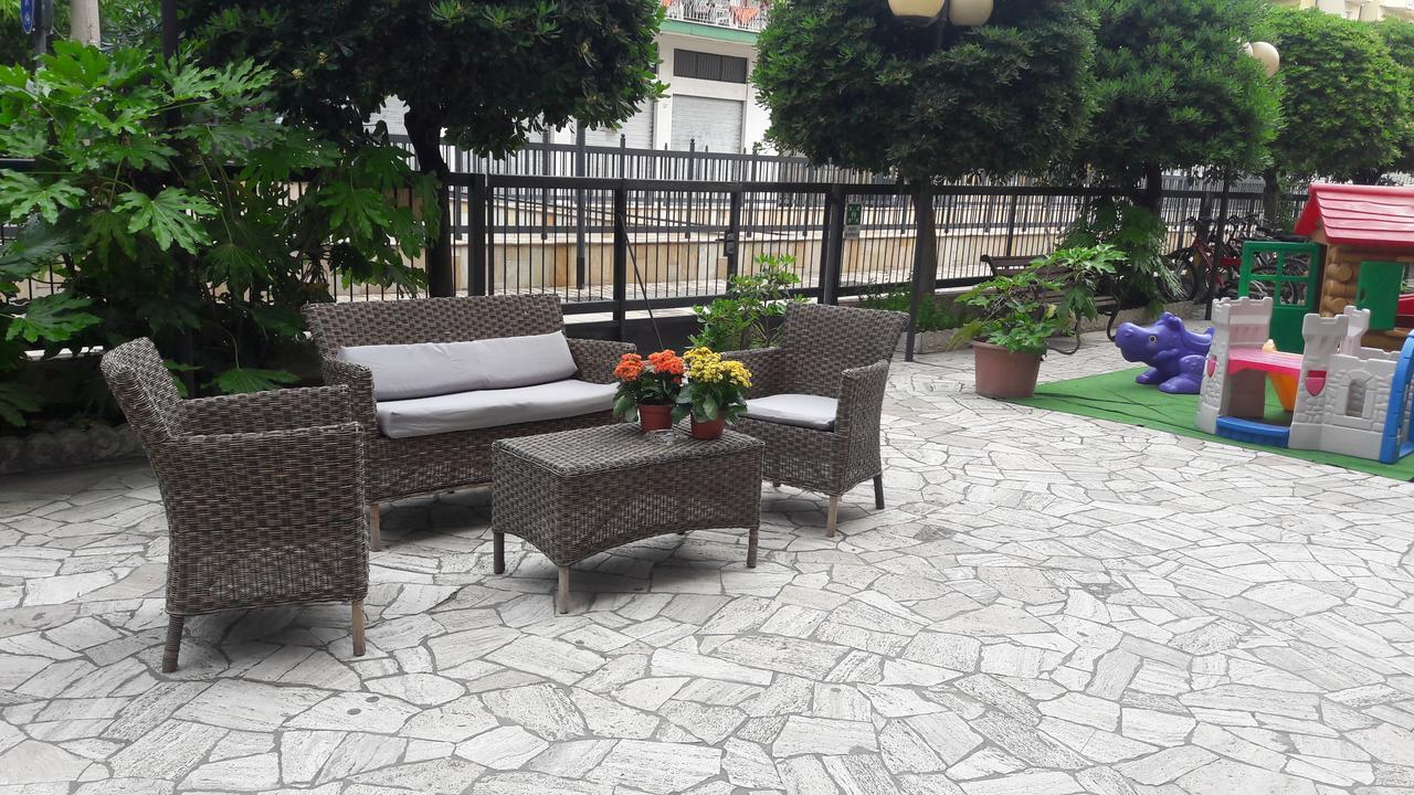 Hotel Magriv リミニ エクステリア 写真